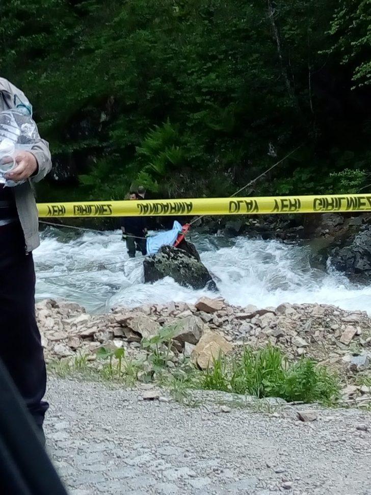 Uzungöl’de bisikleti ile dereye düşen kadın kurtarılamadı G3