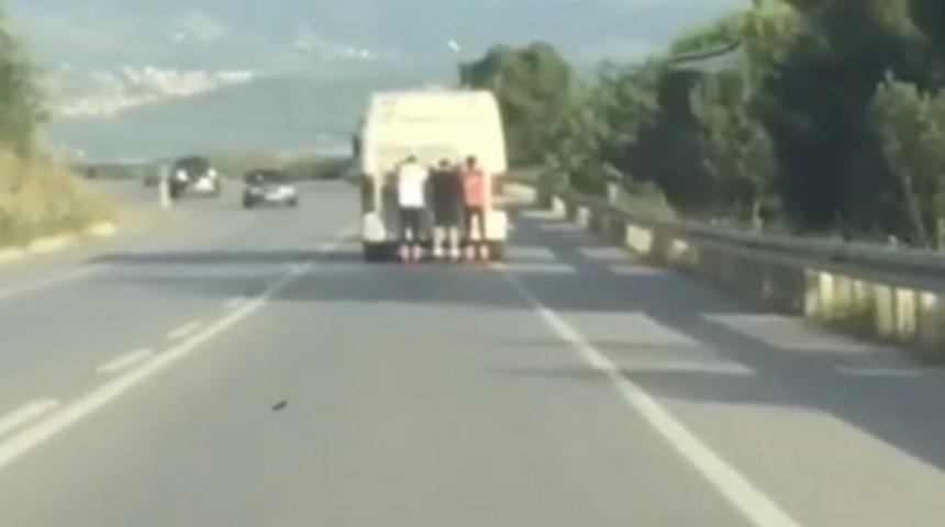 Pantenci gen&ccedil;ler, otob&uuml;s&uuml;n arkasında saniye saniye kaydedildi