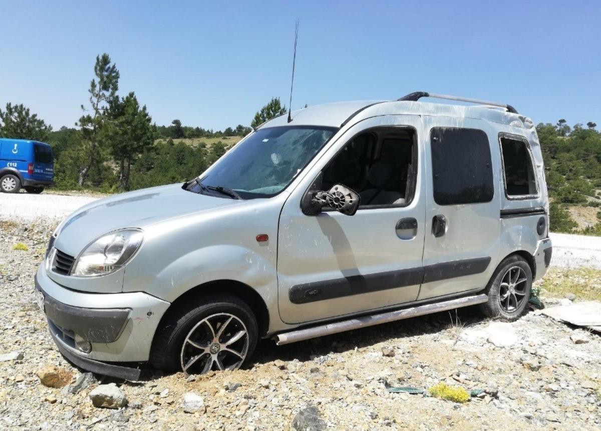 Hafif ticari ara&ccedil; takla attı: 2 yaralı