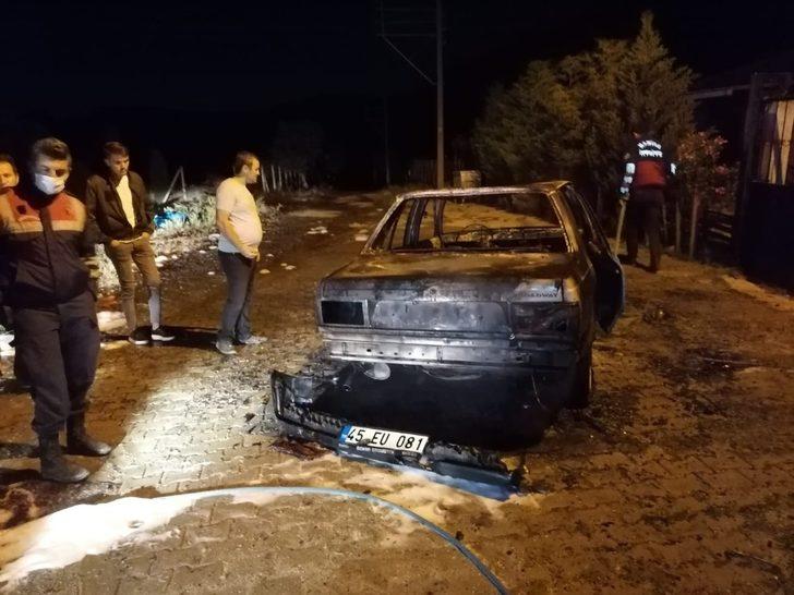 Manisa'da park halindeki araç alev topuna döndü G3