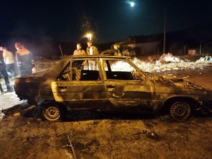 Manisa'da park halindeki araç alev topuna döndü G4