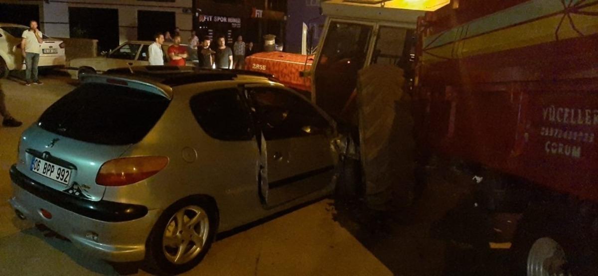 Otomobil ile trakt&ouml;r &ccedil;arpıştı: 3 yaralı