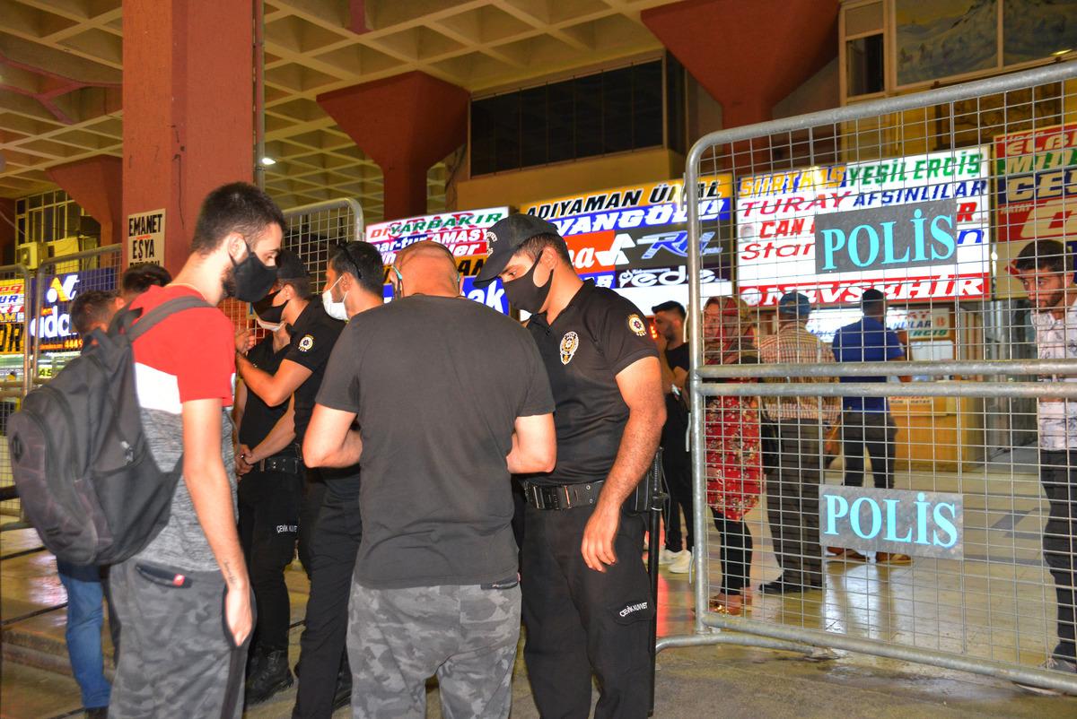 Burası Adana! Sosyal mesafe unutuldu