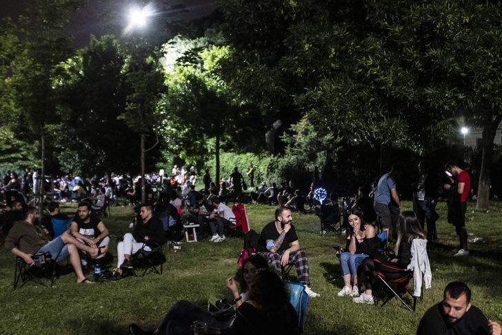 Kadıköy'de Moda ve Caddebostan sahillerinde gece hareketliliği G5