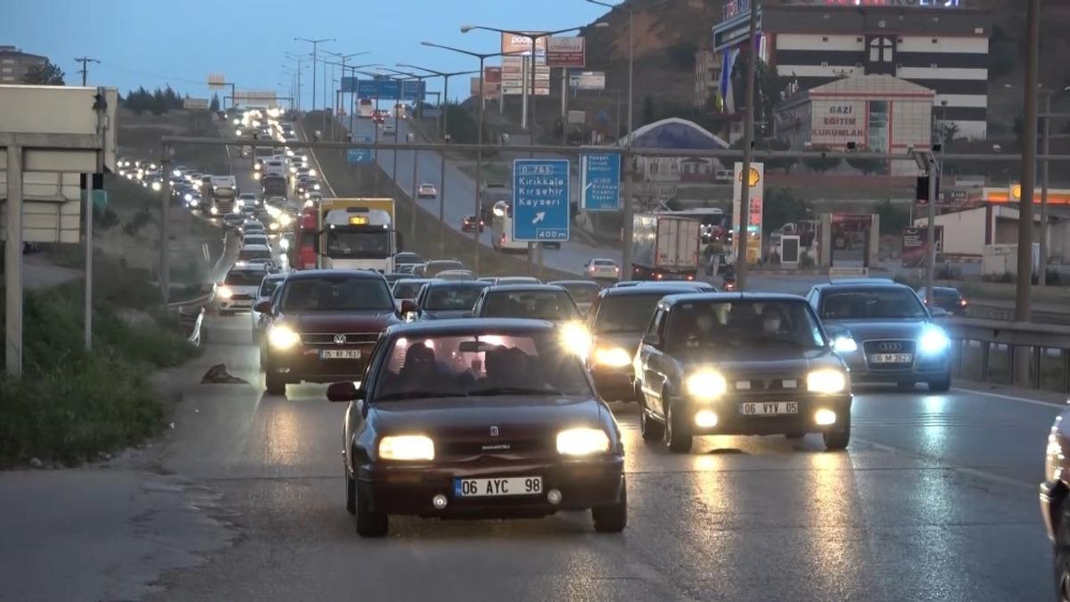 T&uuml;rkiye hafta sonu tatilinin bitmesiyle yeniden yollara d&uuml;şt&uuml;!