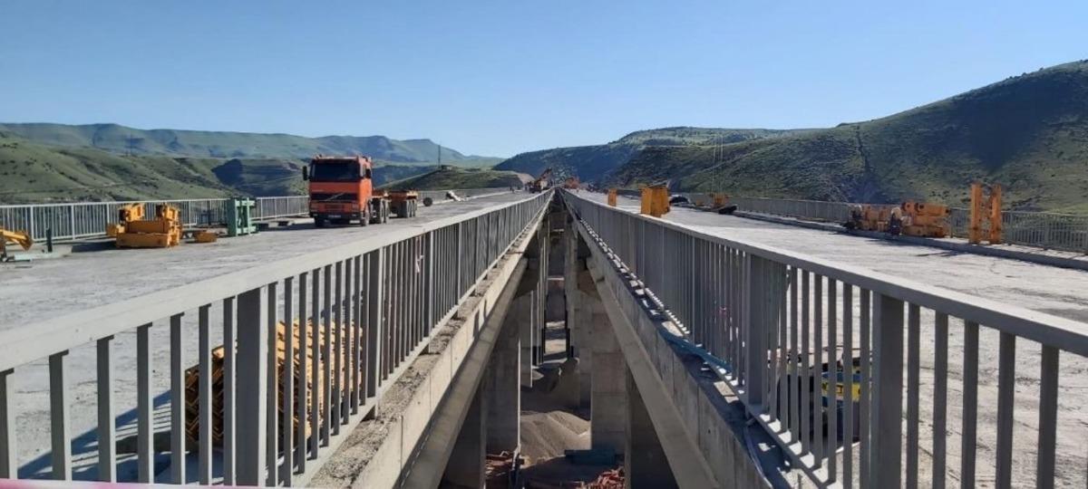 Kars&rsquo;ta 513 metrelik viyad&uuml;ğ&uuml;n yapımında sona gelindi