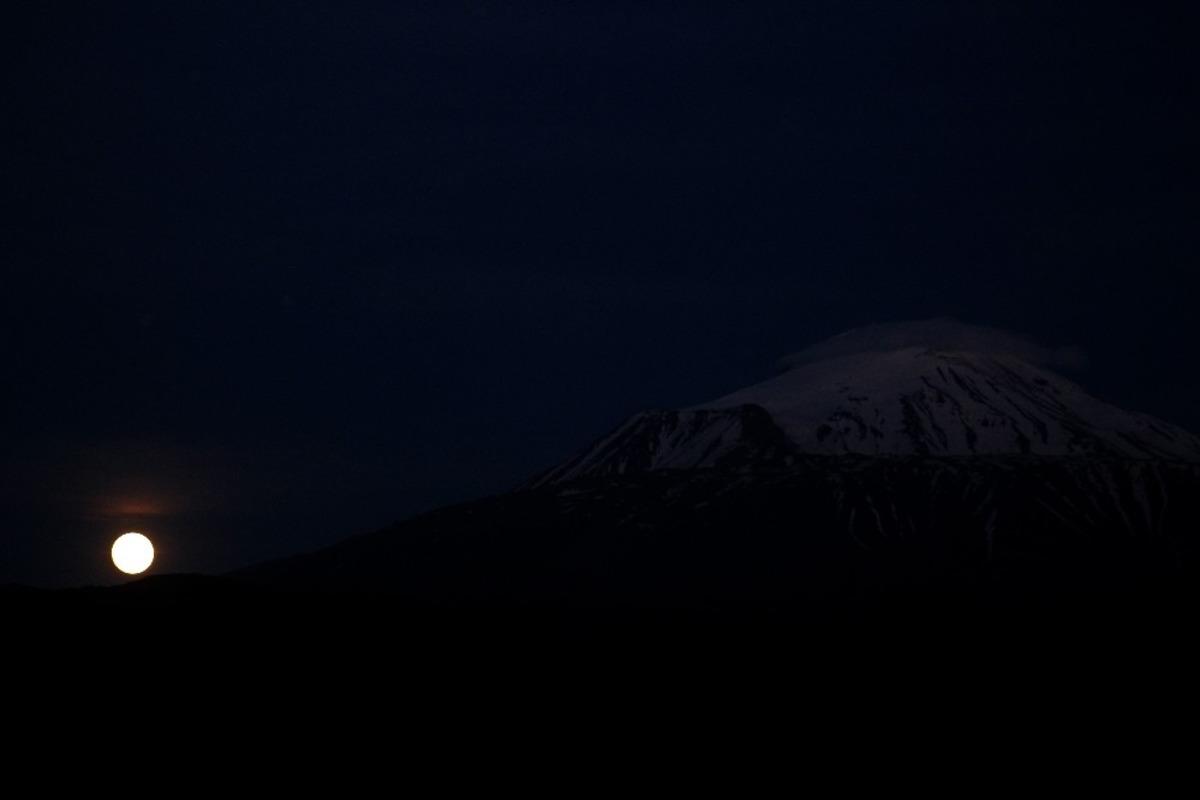 Ağrı Dağı ile birlikte g&ouml;r&uuml;nt&uuml;lenen &rsquo;S&uuml;per Ay&rsquo; kartpostallık g&ouml;r&uuml;nt&uuml;ler oluşturdu