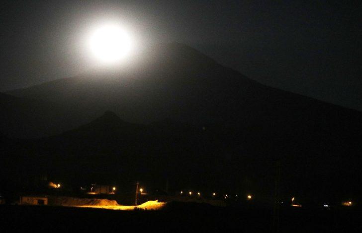 Ağrı Dağı ile birlikte görüntülenen ’Süper Ay’ kartpostallık görüntüler oluşturdu G3