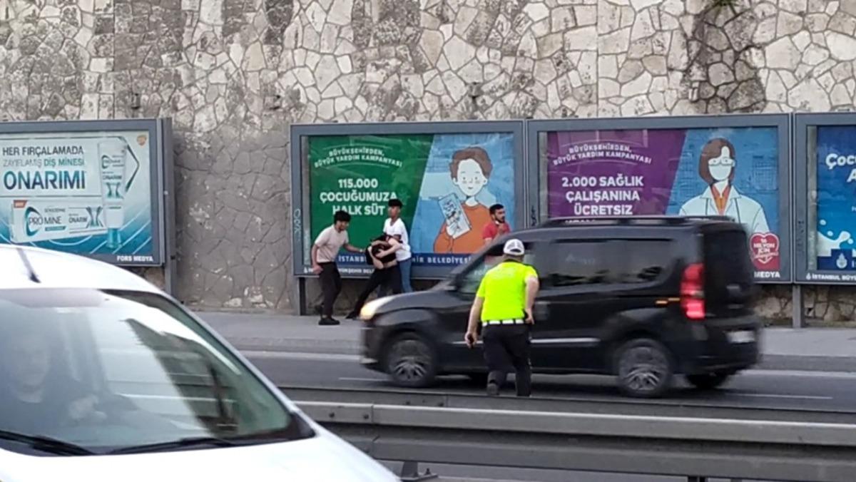 Tuvalet sırasında kavga &ccedil;ıktı, yumruklar tekmeler havada u&ccedil;uştu