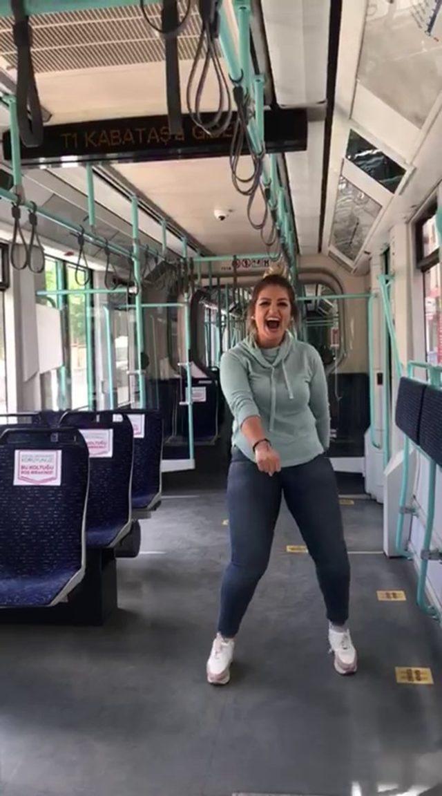 (Özel) Boş bulduğu tramvayda zumba yaptı