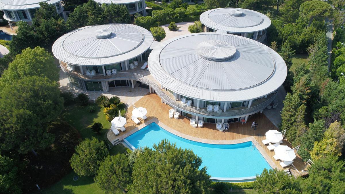 L&uuml;ks villada mesafeli tatilin geceliği 10 bin euro