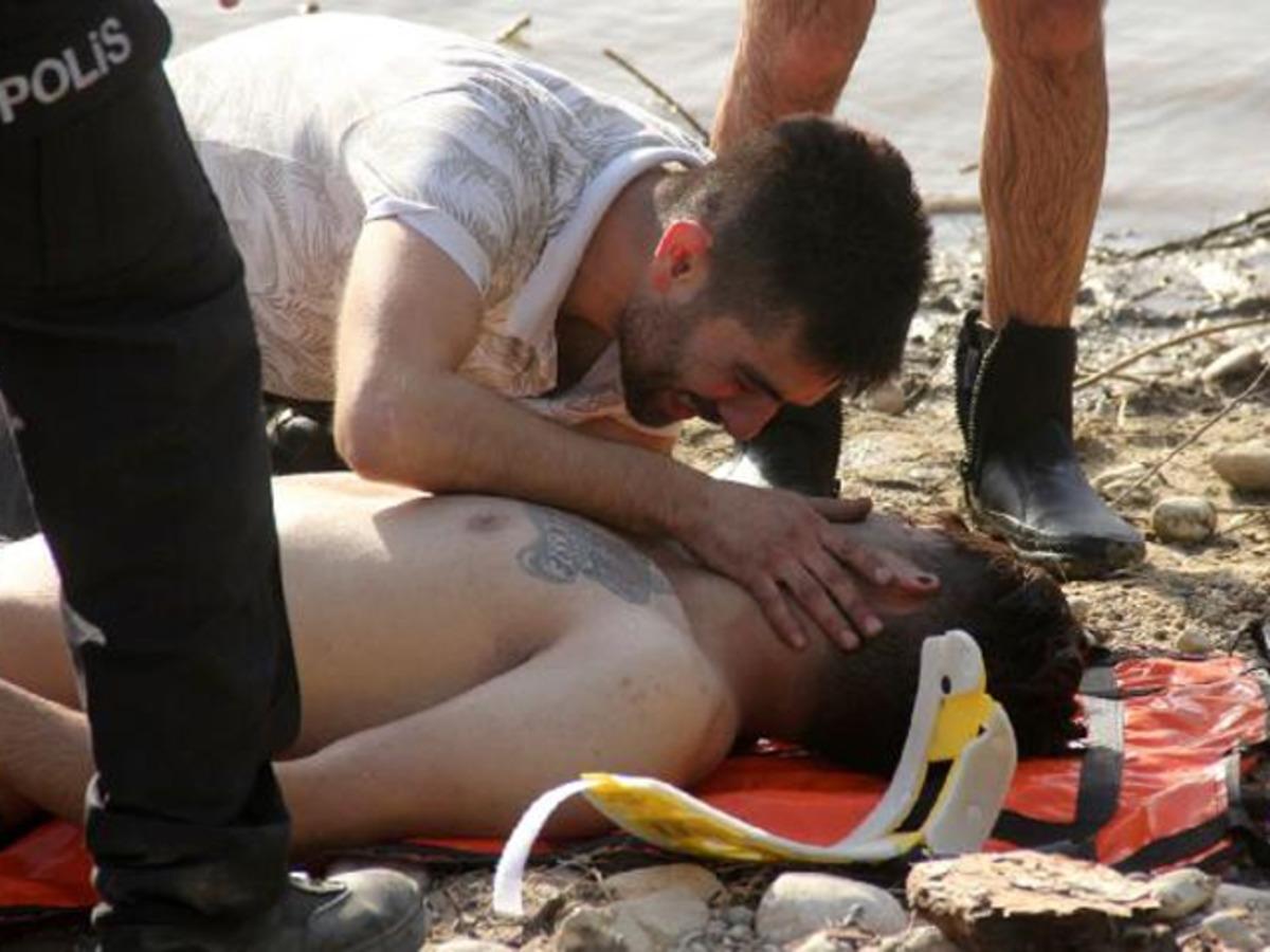 Kardeşinin cesedini g&ouml;r&uuml;nce sinir krizi ge&ccedil;irdi! Y&uuml;rek burkan feryat