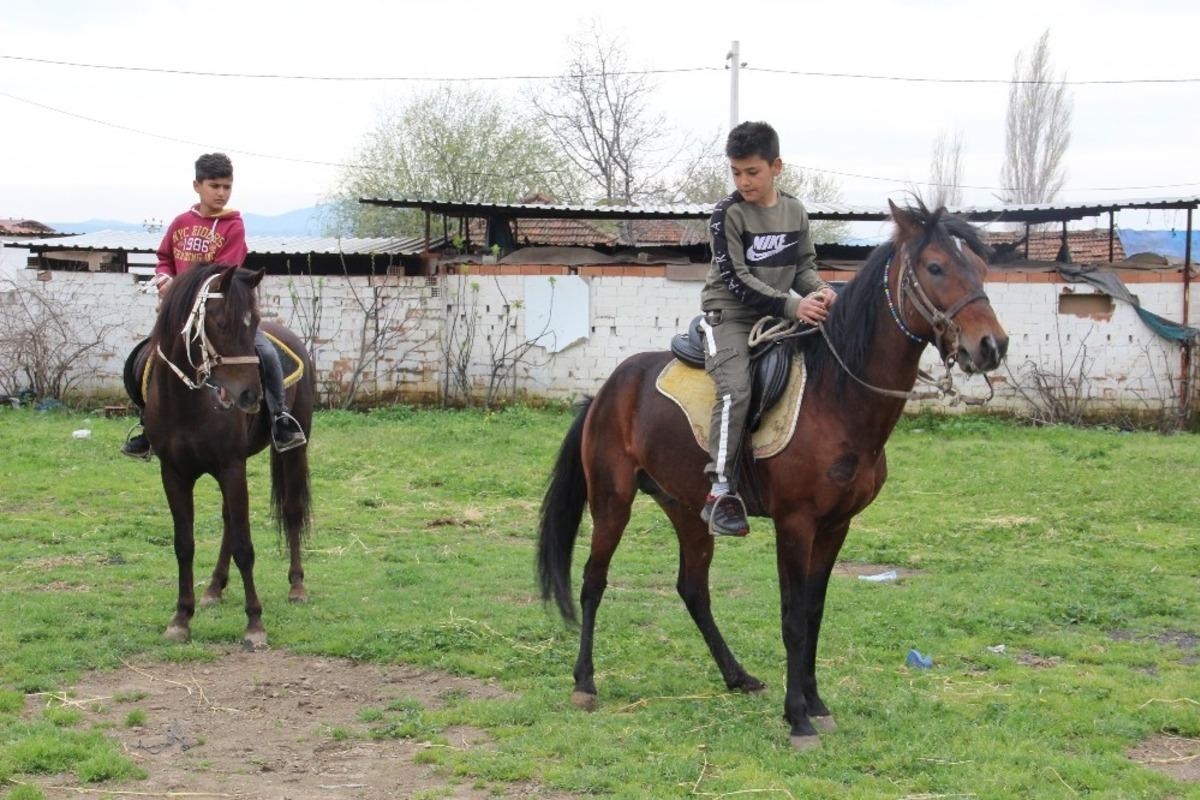 &Ccedil;ocuklar sokağın keyfini atlarla &ccedil;ıkarıyor