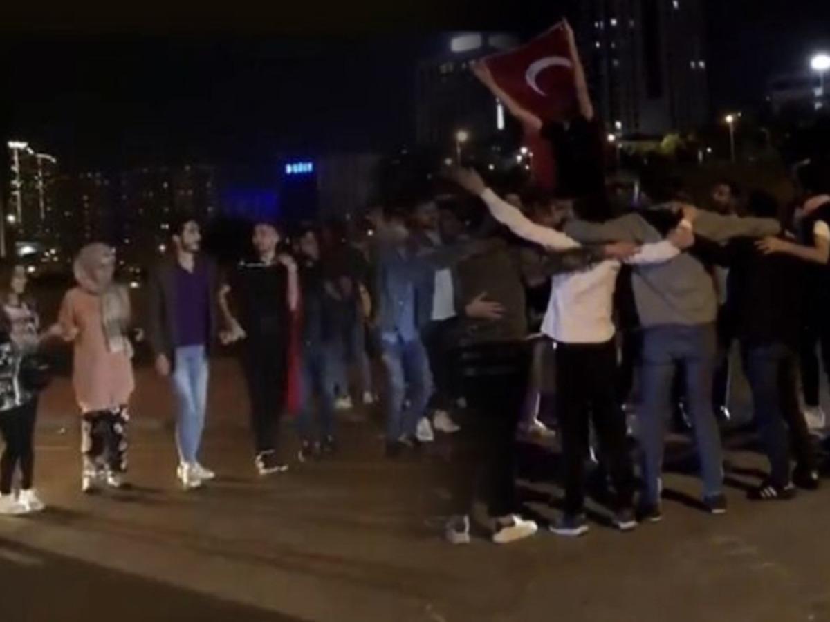 Bakan Koca'nın uyarısına aldırış etmediler! Sosyal mesafeyi hi&ccedil;e saydılar