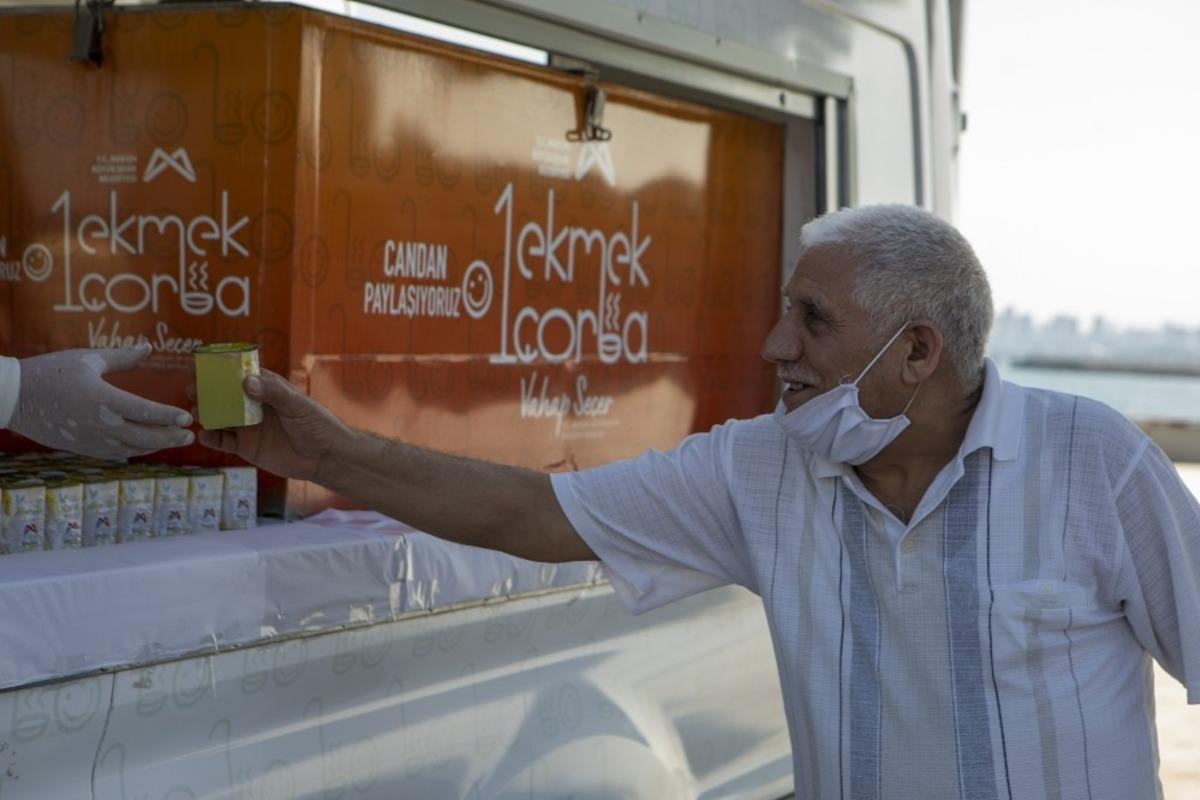 65 yaş ve &uuml;zeri vatandaşlar limonatayla serinledi