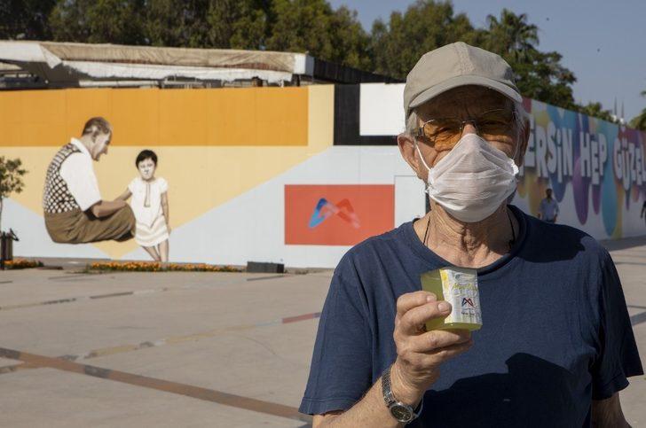 65 yaş ve üzeri vatandaşlar limonatayla serinledi G3