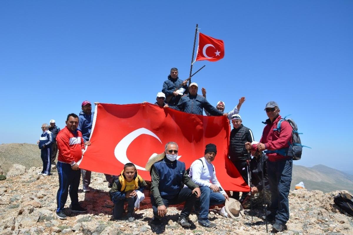 3 bin metre rakımlı Eren Dağı&rsquo;na doğa y&uuml;r&uuml;y&uuml;ş&uuml;