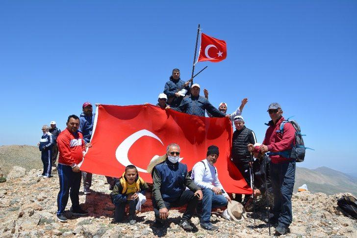 3 bin metre rakımlı Eren Dağı’na doğa yürüyüşü G1