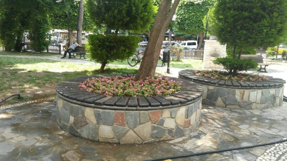 Seyhan&rsquo;daki parklara mevsim &ccedil;i&ccedil;ekleri