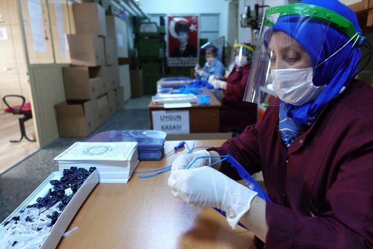 Meslek lisesi öğretmenleri LGS gözetmenlerine de koruyucu siperlik üretiyor G1