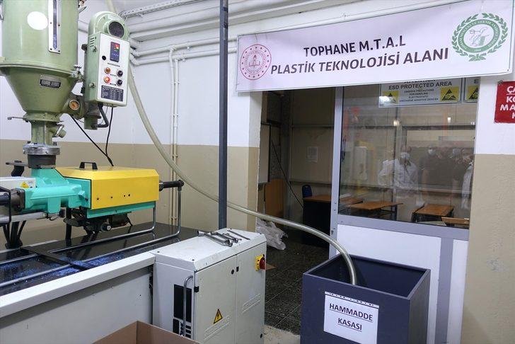 Meslek lisesi öğretmenleri LGS gözetmenlerine de koruyucu siperlik üretiyor G2