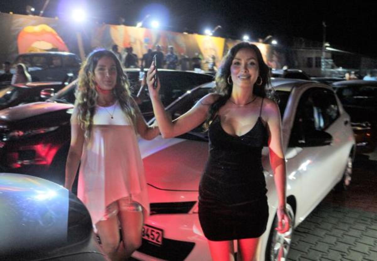 T&uuml;rkiye'de bir ilk! Ara&ccedil; partisinde sosyal mesafeli eğlence