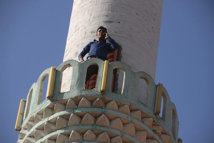 Cep telefonu ile konuşmak için caminin minaresine çıkıyorlar G1
