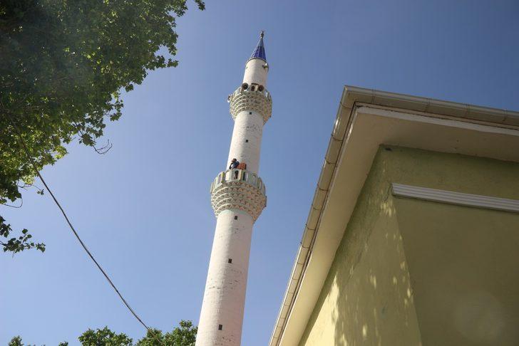 Cep telefonu ile konuşmak için caminin minaresine çıkıyorlar G3
