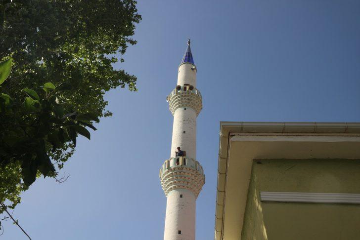 Cep telefonu ile konuşmak için caminin minaresine çıkıyorlar G4