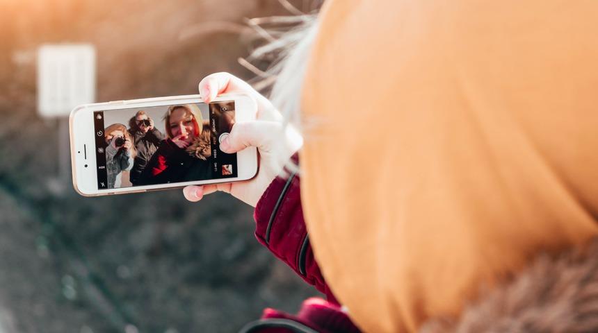 Apple'dan sosyal mesafeyi bozmadan selfie &ccedil;ekmek isteyenlere yeni &ccedil;&ouml;z&uuml;m!