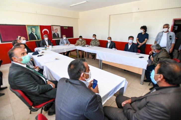 Vali Bilmez, deprem bölgesindeki muhtarlarla bir araya geldi G1