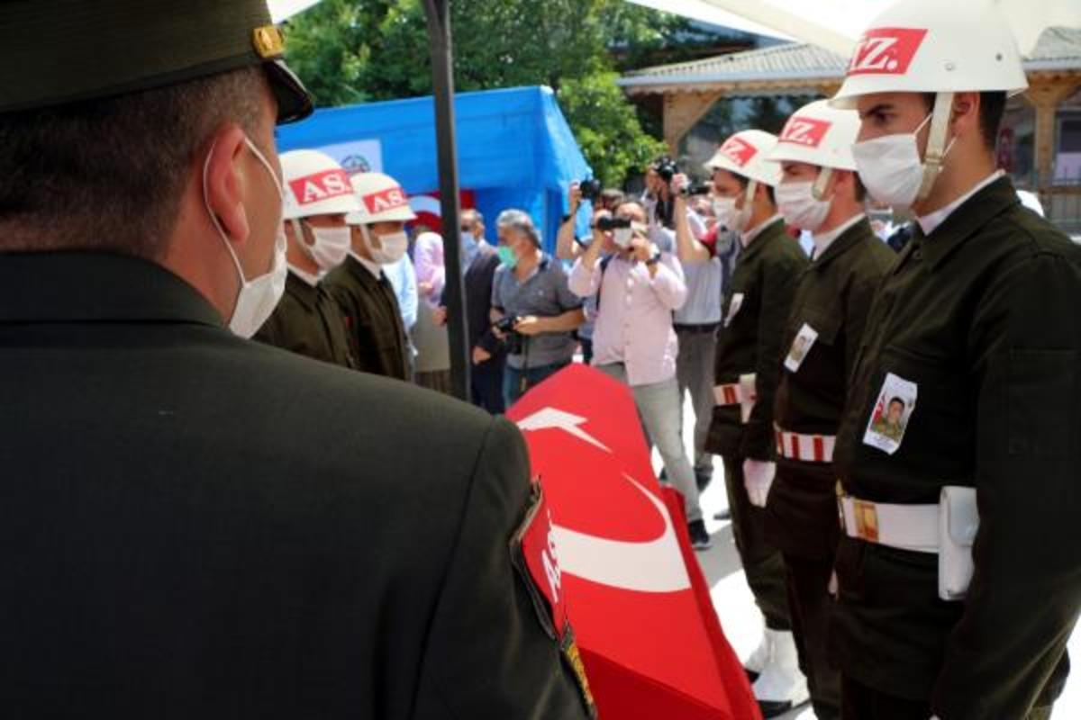 Şehit S&ouml;zleşmeli Er İsmail Anayurt son yolculuğuna uğurlandı