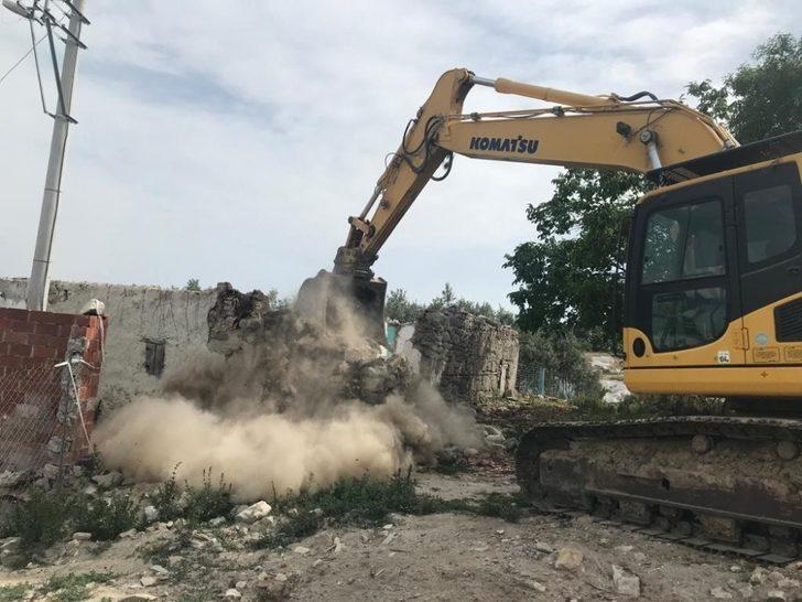 Manisa’da depremde hasar gören riskli yapıların yıkımı sürüyor G1