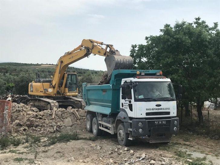 Manisa’da depremde hasar gören riskli yapıların yıkımı sürüyor G2