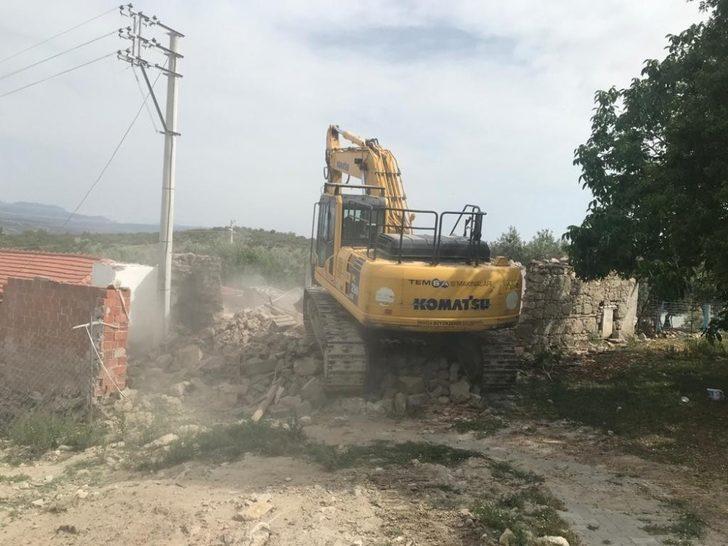 Manisa’da depremde hasar gören riskli yapıların yıkımı sürüyor G3