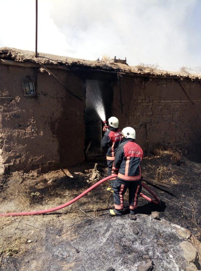 Elazığ’da kerpiç ev yangını