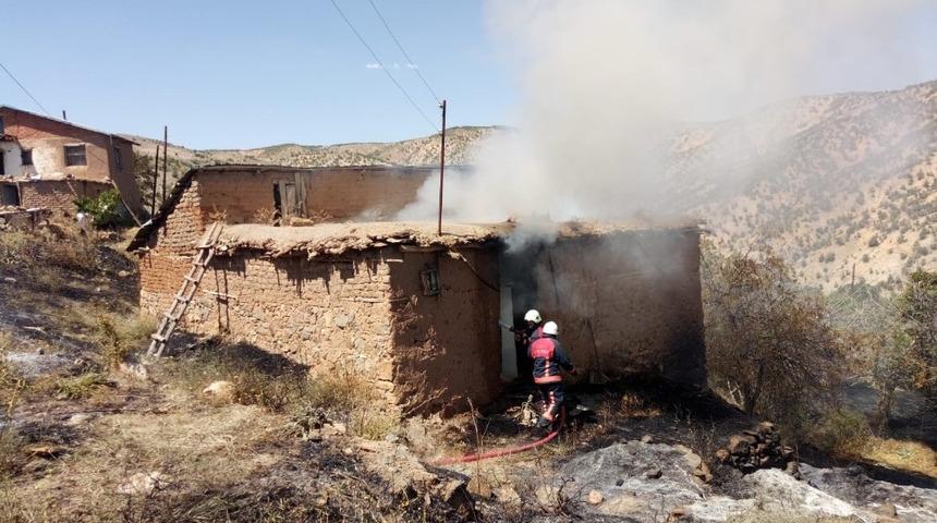 Elazığ&rsquo;da kerpi&ccedil; ev yangını