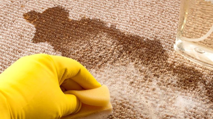 Rengi solmuş halılar ilk g&uuml;nk&uuml; parlaklığına d&ouml;n&uuml;yor! Tuz ve limon tuzu ile...