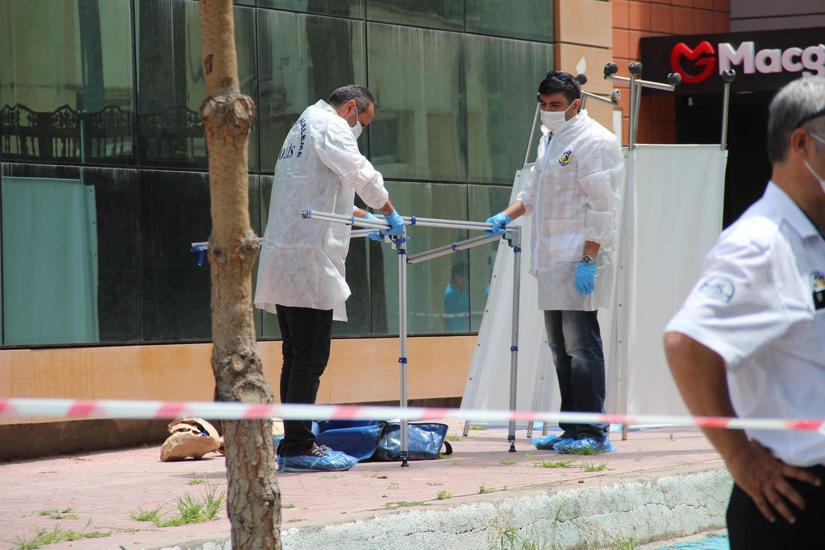 &Uuml;niversite kamp&uuml;s&uuml;nde feci kaza! Yakınları sinir krizi ge&ccedil;irdi