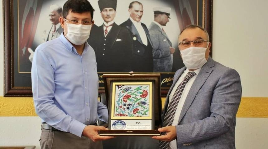 Başkan &Ouml;zcan&rsquo;a &ccedil;alışmalarından dolayı plaket takdim edildi