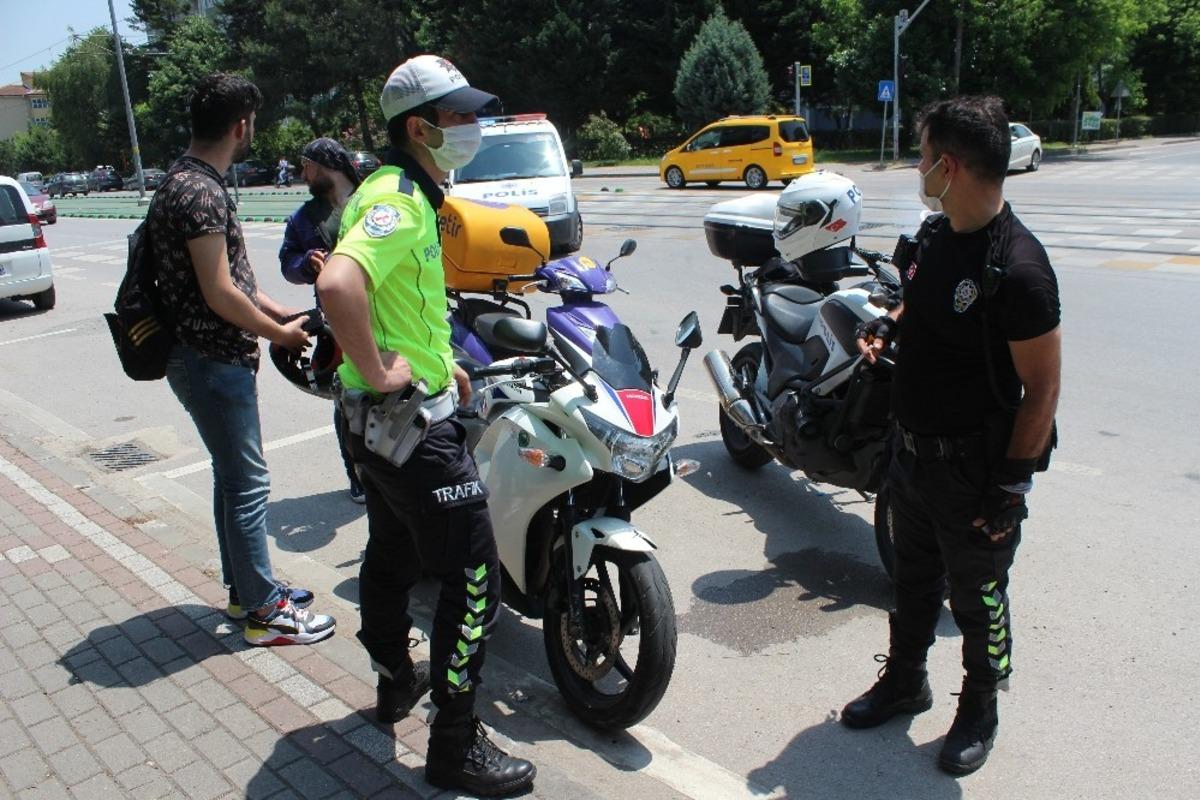 Hafif ticari aracın &ccedil;arptığı motosiklet s&uuml;r&uuml;c&uuml;s&uuml; yaralandı