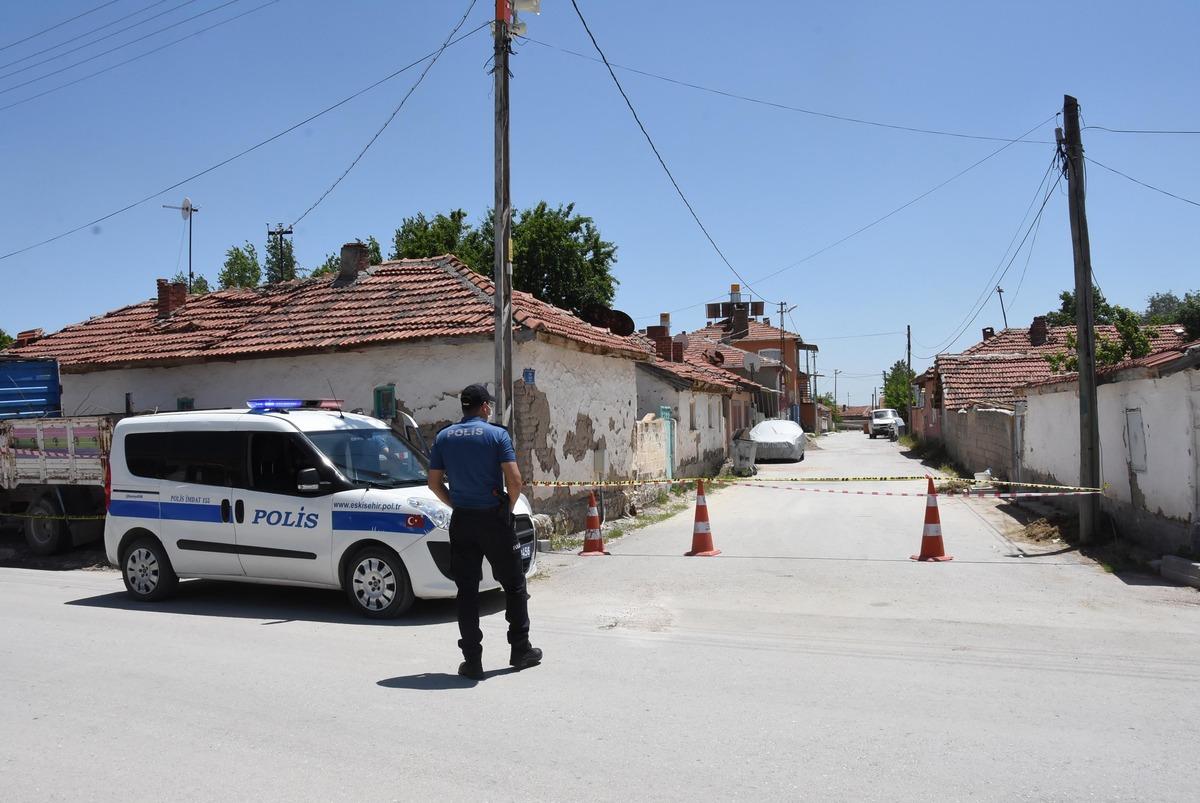 Test sonucunu beklemeden parti d&uuml;zenledi, sokak karantinaya alındı