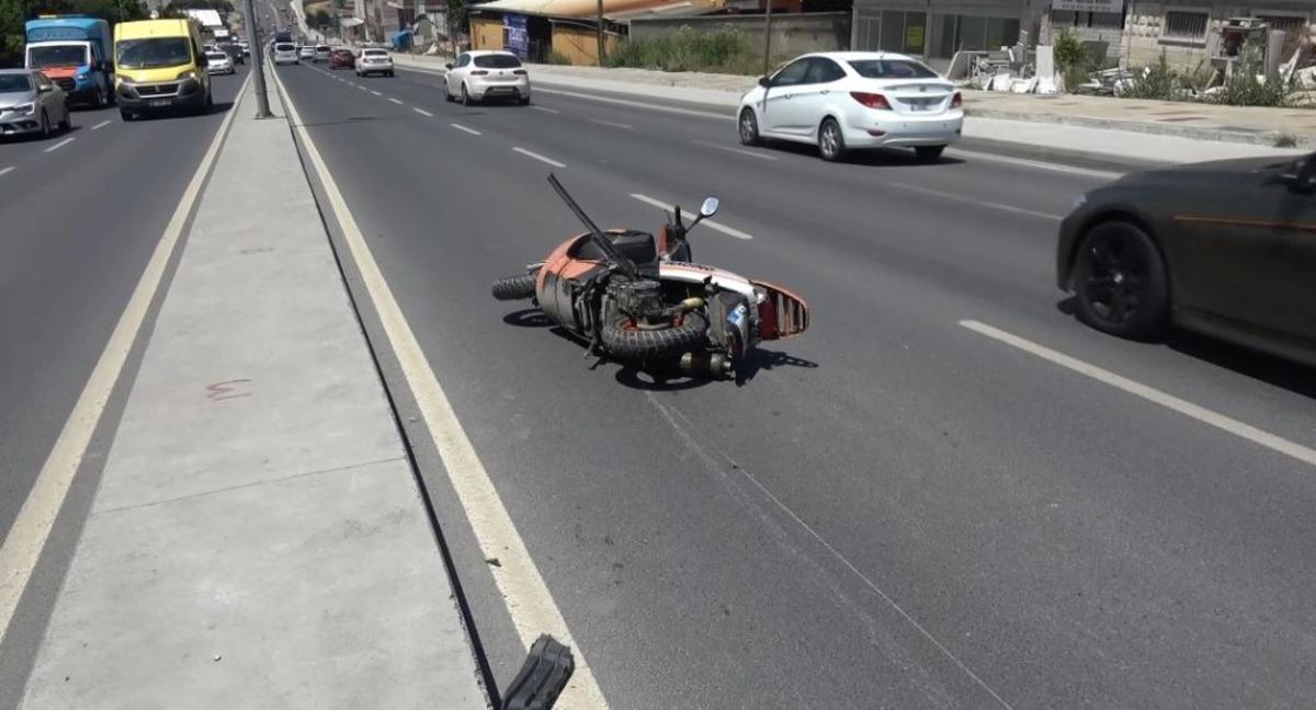 Kırmızı ışığın yandığını fark etmeyen otomobil s&uuml;r&uuml;c&uuml;s&uuml; motosiklete &ccedil;arptı