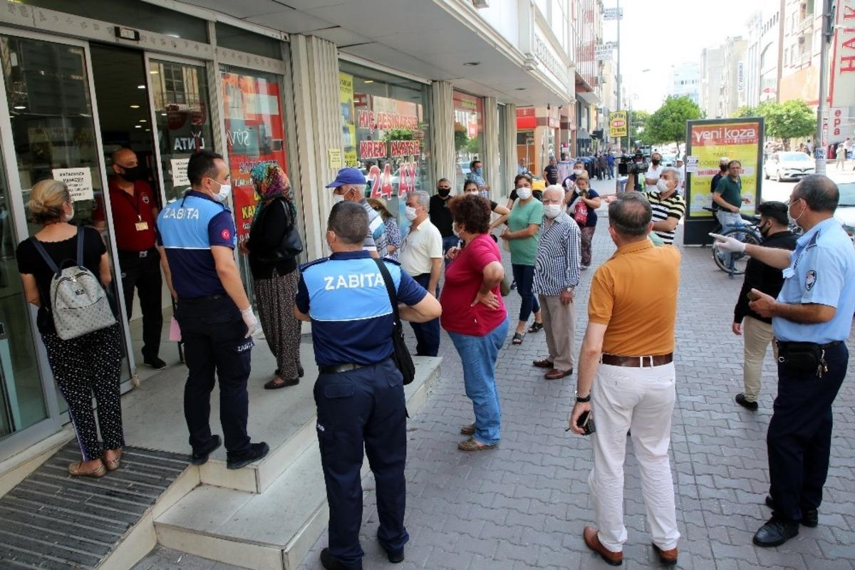 Akdeniz&rsquo;de iş yerleri denetlendi, maske dağıtıldı