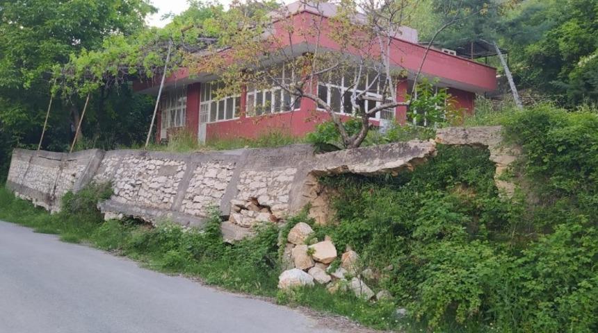 Muhtar Tanrıverdi, tehlike arz eden duvarın yapılmasını istedi