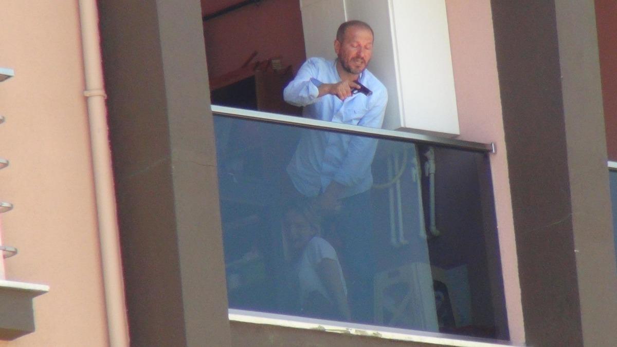 Zorla girdiği evde boşandığı eşini ayağından vurup rehin aldı