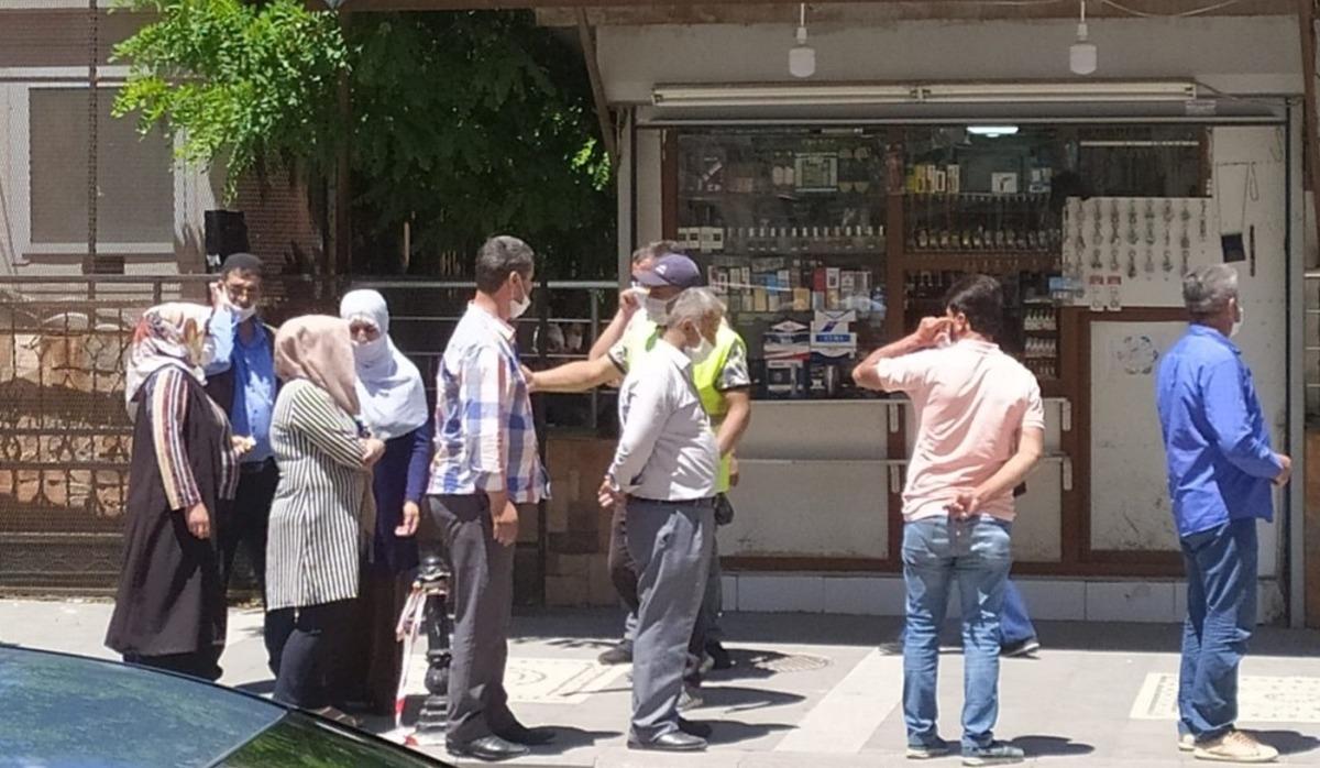 Silvan&rsquo;da sosyal mesafeye uymadan kuyrukta beklediler