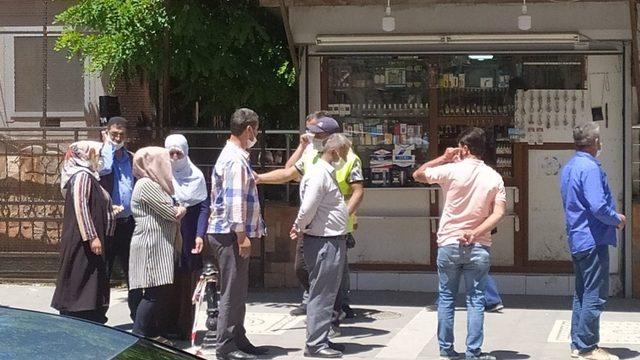 Silvan’da sosyal mesafeye uymadan kuyrukta beklediler
