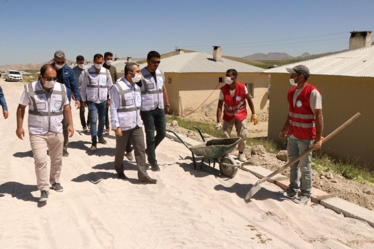 Edremit Belediyesi kilitli parke taşı &ccedil;alışmalarına start verdi