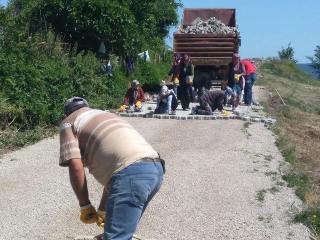 Yol inşaatında kadınlar imece usulü çalışıyor